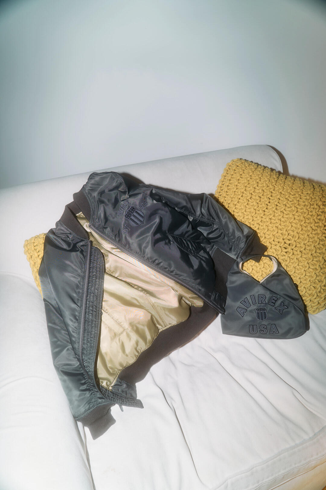 ソファに置いてあるバッグとMA-1ジャケット